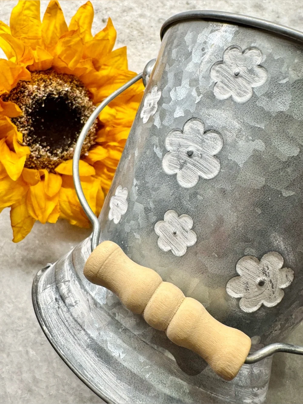 New Rustic Cottage Daisy Flower Print Metal Bucket Planter Holder Decor - 5.25”